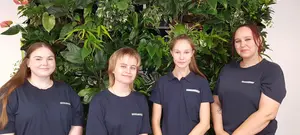 Auf dem Bild (v.l.n.r.): Amelie Hahne, Sophia Hau, Samantha Hadrian und Ausbildungleiterin Ann-Kathrin Banoczay